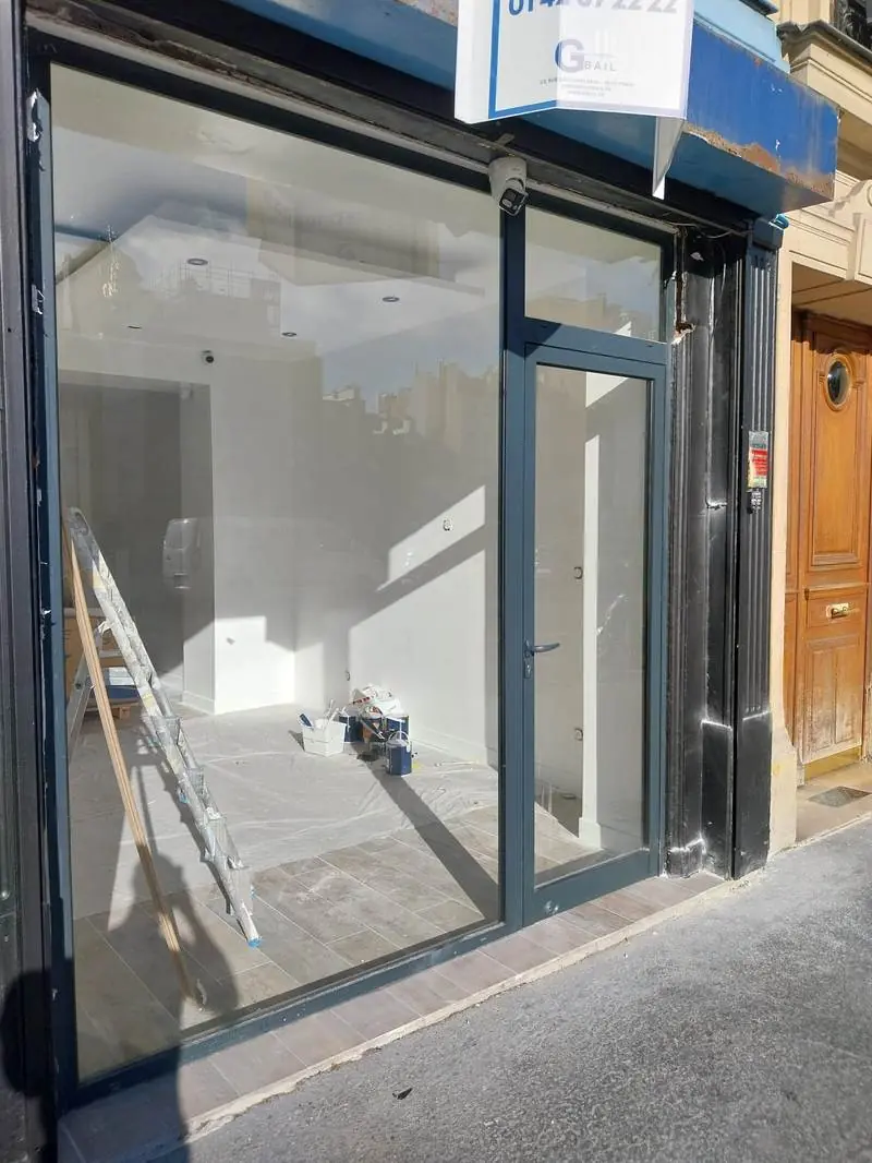 Avant pose — vitrine sans film